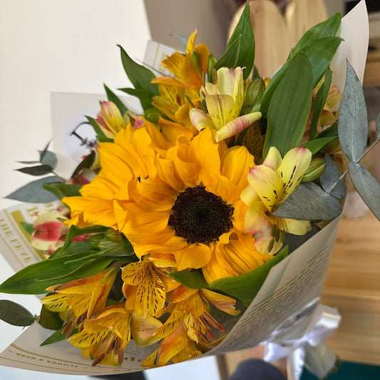 Bouquet de astromelias y girasoles