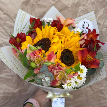 Bouquet de astromelias y girasoles